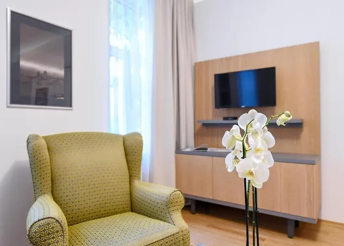 City Centre Chic Apartment Ljubljana 2/4